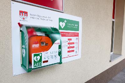 Defibrylator AED w firmie. Dlaczego warto w niego zainwestować?